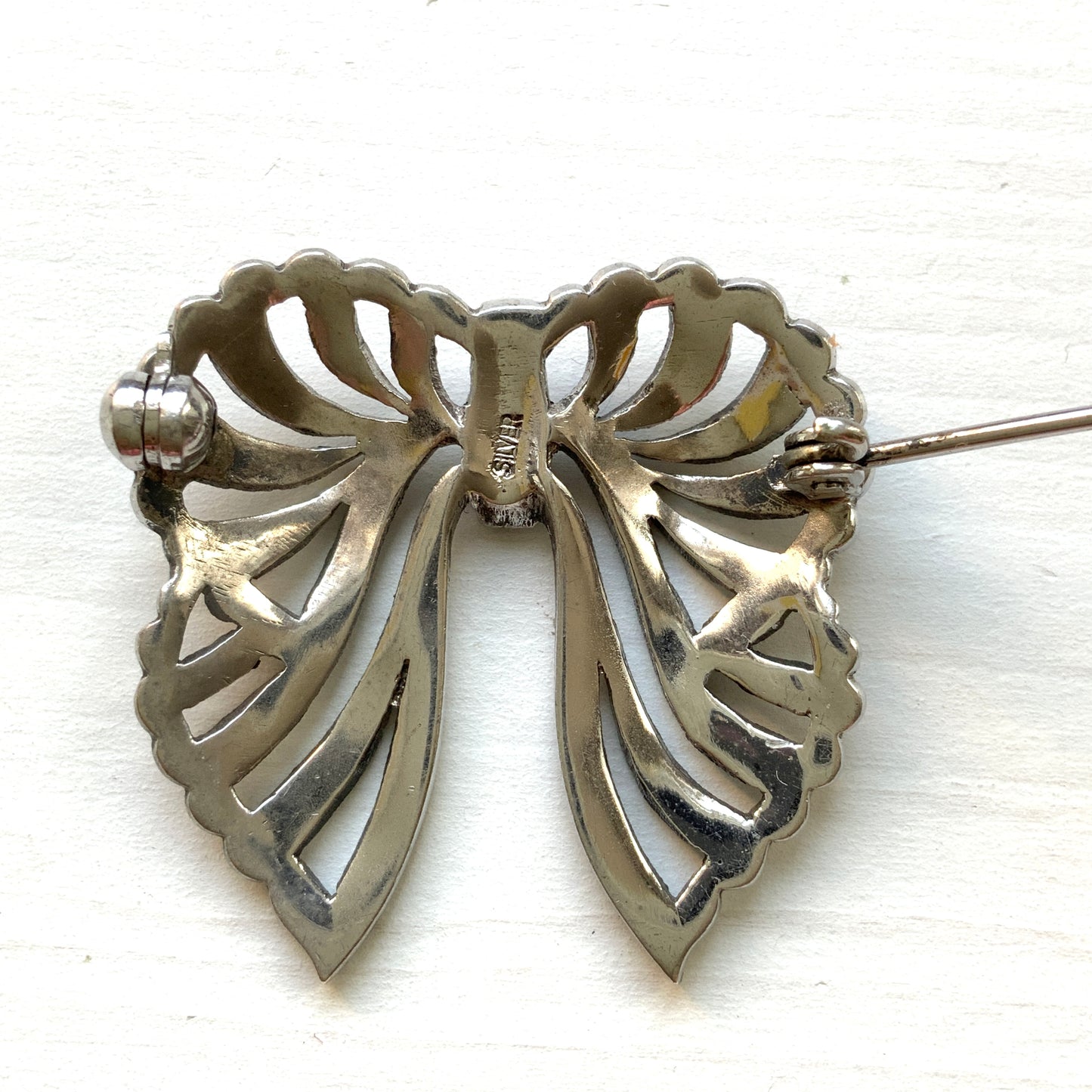 A silver bow brooch set with marcasites. シルバーにマーカサイトがあしらわれたリボンのブローチ。