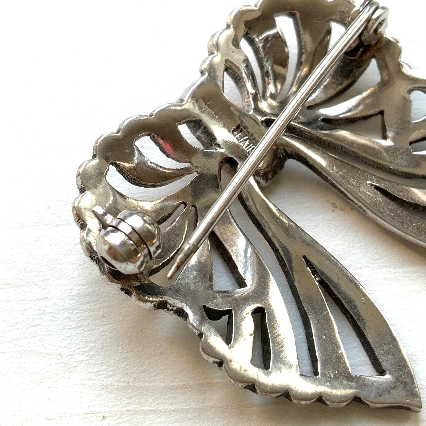 A silver bow brooch set with marcasites. シルバーにマーカサイトがあしらわれたリボンのブローチ。