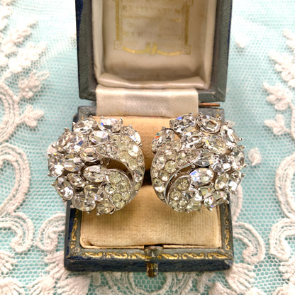 Round clip-on earrings by Trifari, set with clusters of clear rhinestones. クリアラインストーンが敷き詰められた、トリファリのラウンドイヤリング。