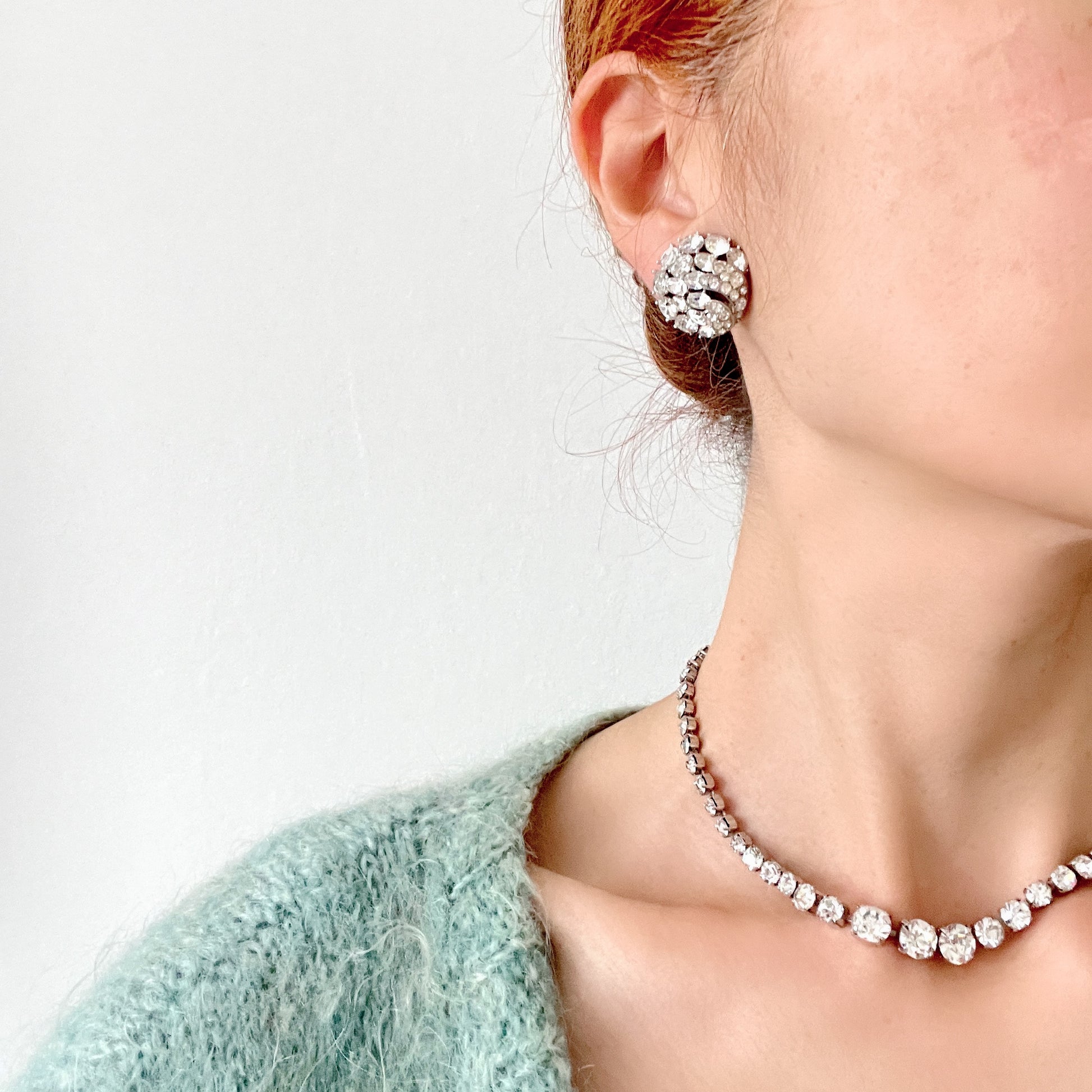 Round clip-on earrings by Trifari, set with clusters of clear rhinestones. クリアラインストーンが敷き詰められた、トリファリのラウンドイヤリング。