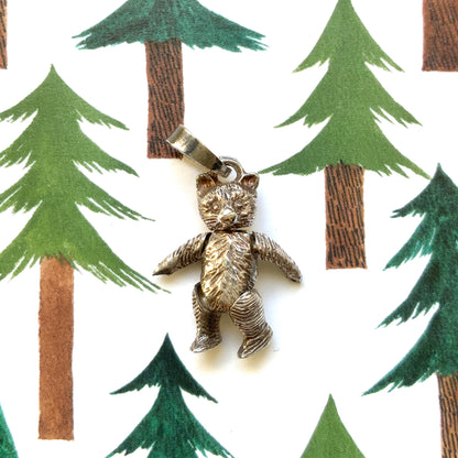 A tiny and charming sterling silver teddy bear charm. とっても小さくて可愛らしい、シルバー製のテディベアチャーム。