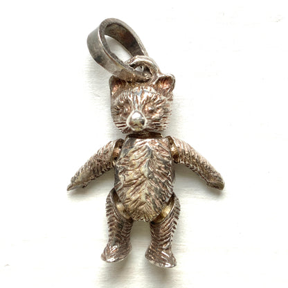 A tiny and charming sterling silver teddy bear charm. とっても小さくて可愛らしい、シルバー製のテディベアチャーム。
