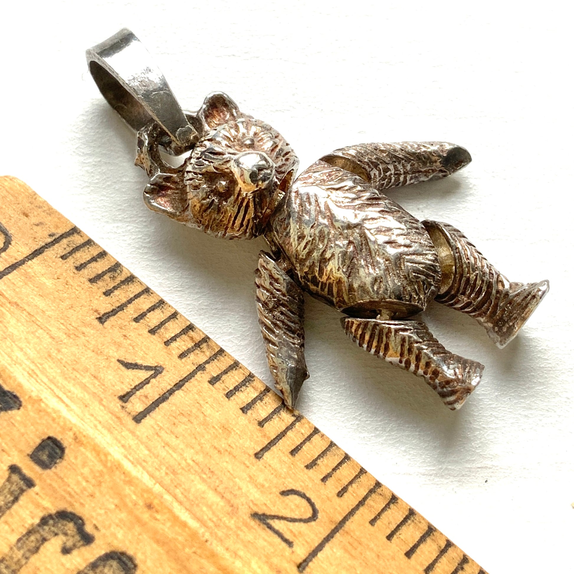 A tiny and charming sterling silver teddy bear charm. とっても小さくて可愛らしい、シルバー製のテディベアチャーム。