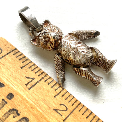 A tiny and charming sterling silver teddy bear charm. とっても小さくて可愛らしい、シルバー製のテディベアチャーム。