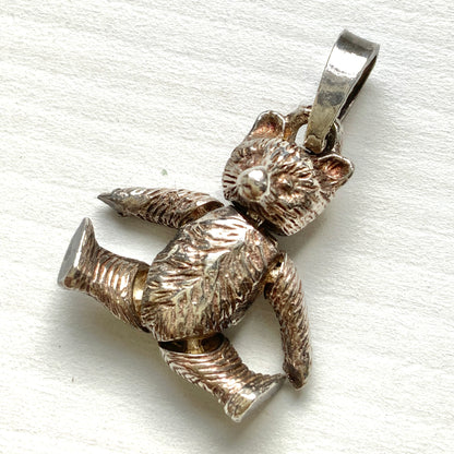 A tiny and charming sterling silver teddy bear charm. とっても小さくて可愛らしい、シルバー製のテディベアチャーム。