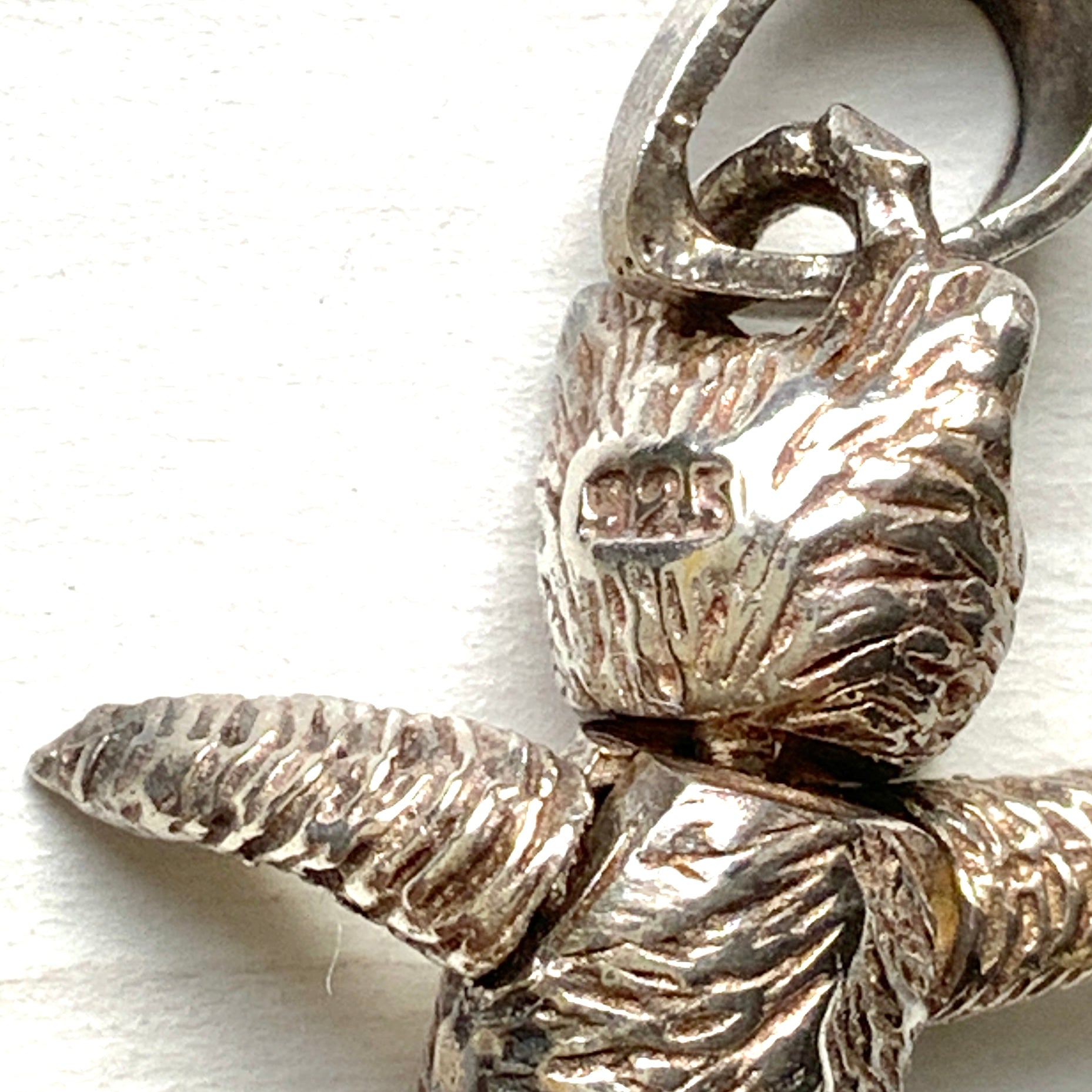 A tiny and charming sterling silver teddy bear charm. とっても小さくて可愛らしい、シルバー製のテディベアチャーム。