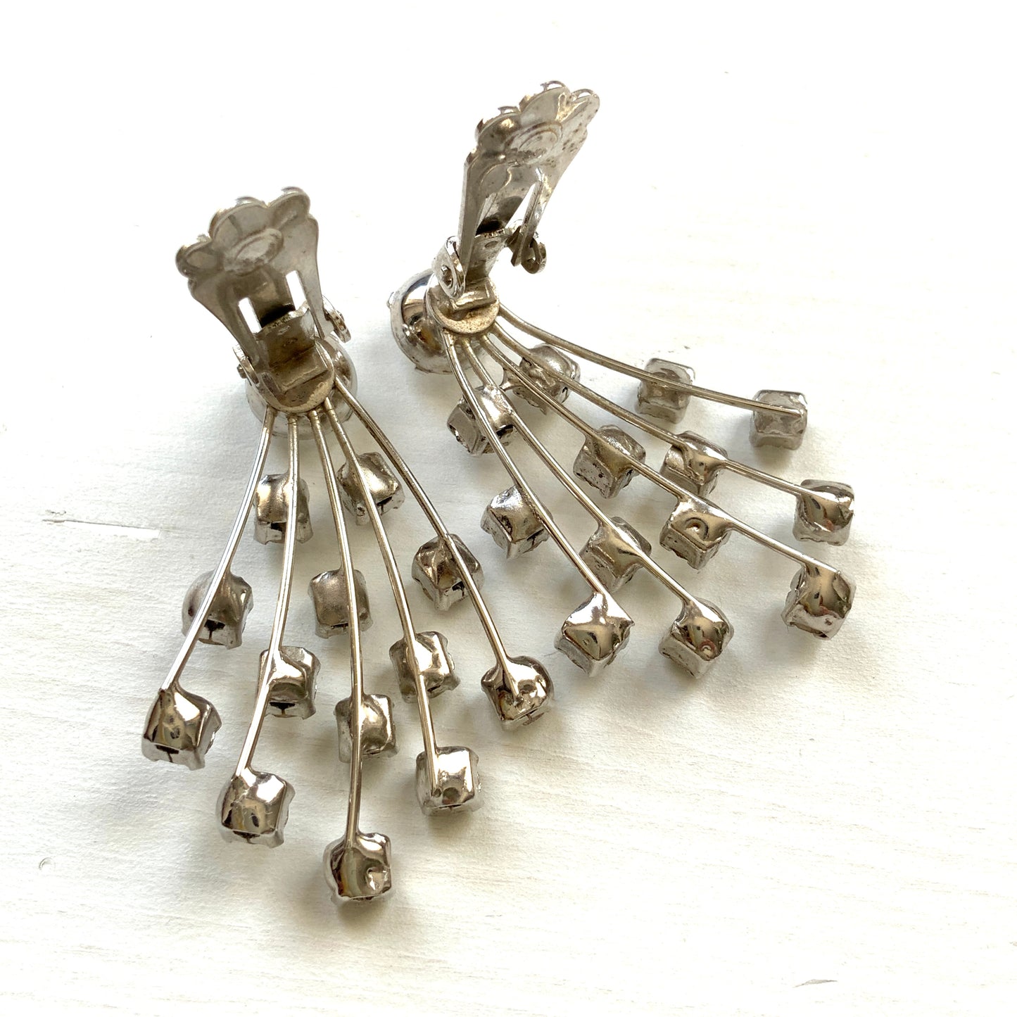 Clip-on earrings featuring clear rhinestones design that resembles a shooting star. クリアラインストーンの、まるでシューティングスター（流れ星）のようなデザインのクリップイヤリング。 