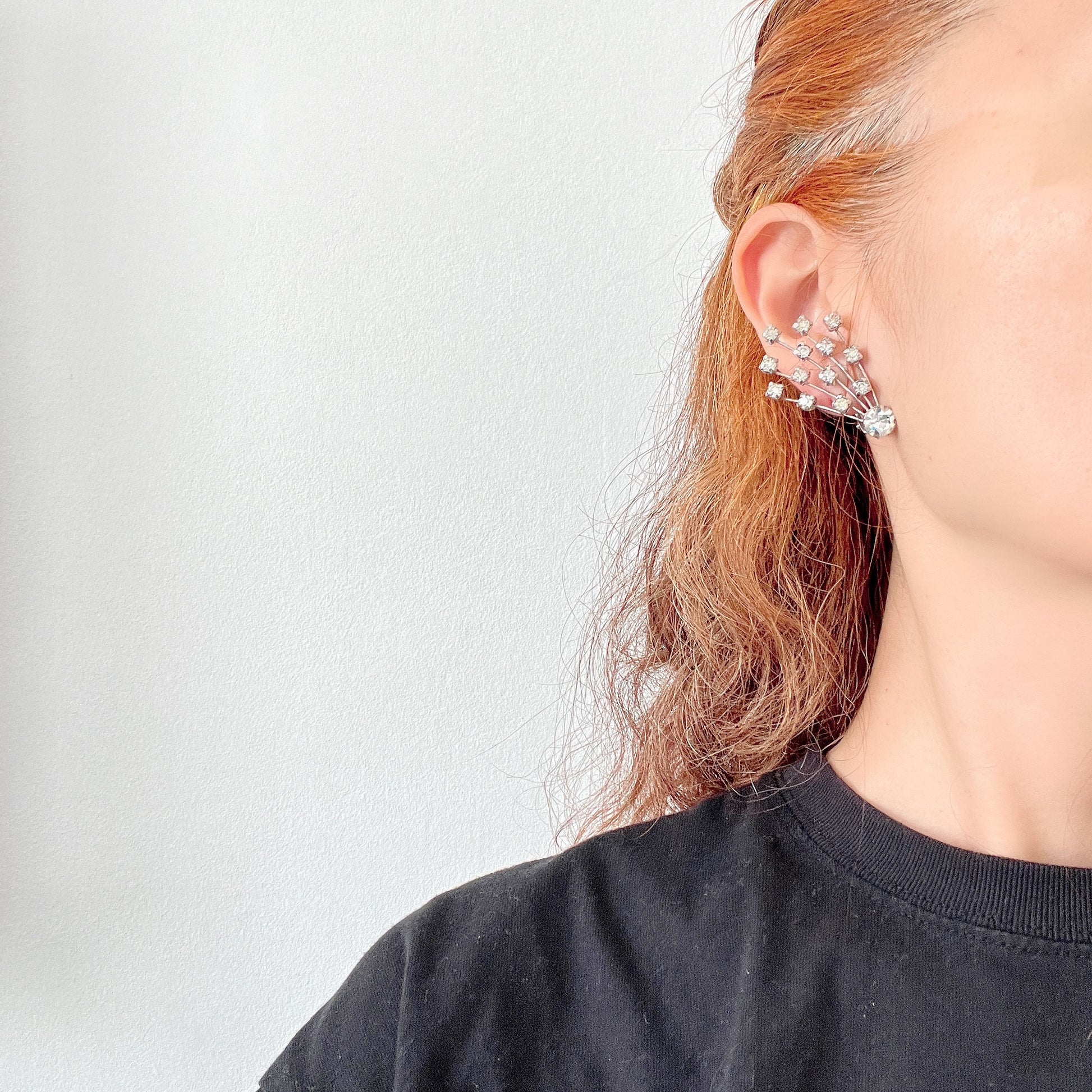 Clip-on earrings featuring clear rhinestones design that resembles a shooting star. クリアラインストーンの、まるでシューティングスター（流れ星）のようなデザインのクリップイヤリング。 