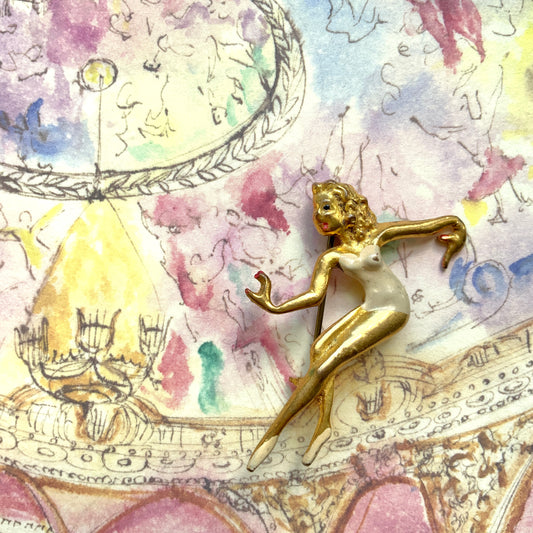 A ballerina brooch with the poised look of a modern dancer, dressed simply in a white leotard. 白いレオタードをまとった、モダンダンサーのような佇まいのバレリーナブローチ。 