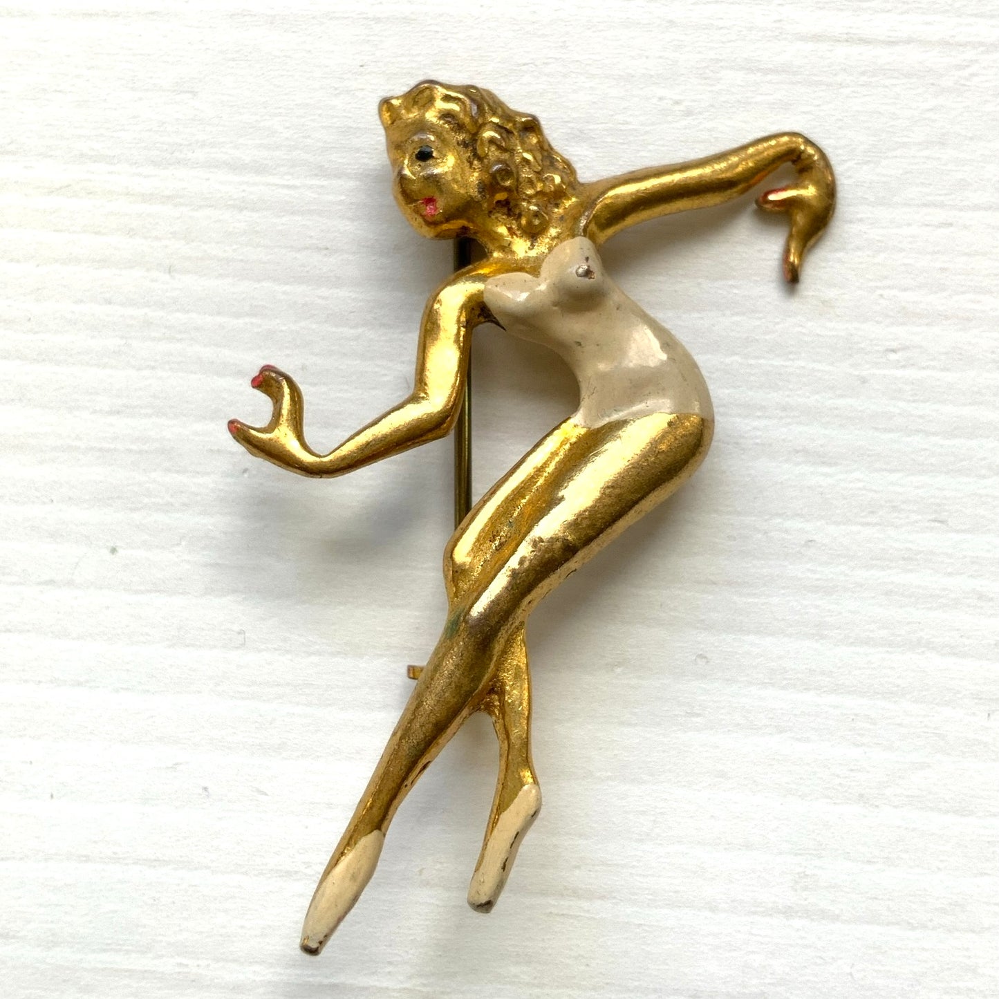 A ballerina brooch with the poised look of a modern dancer, dressed simply in a white leotard. 白いレオタードをまとった、モダンダンサーのような佇まいのバレリーナブローチ。 