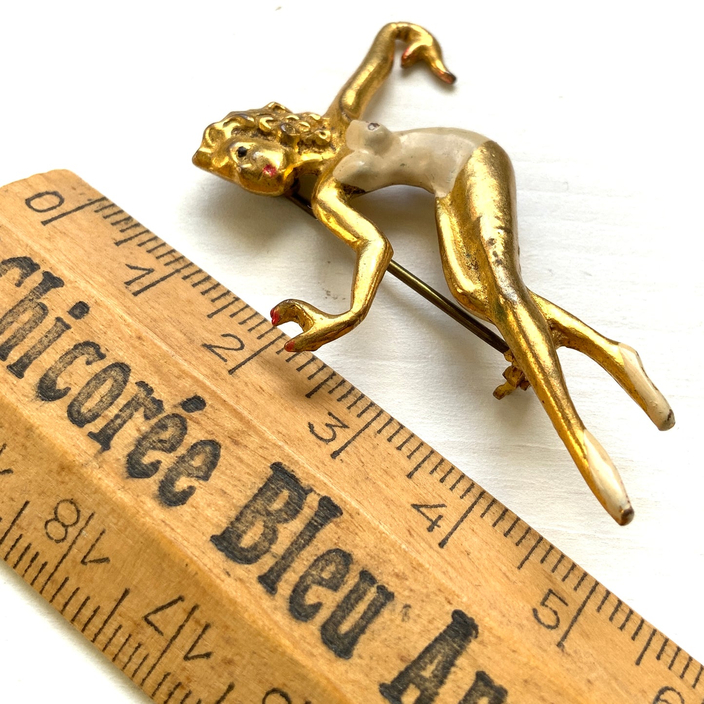 A ballerina brooch with the poised look of a modern dancer, dressed simply in a white leotard. 白いレオタードをまとった、モダンダンサーのような佇まいのバレリーナブローチ。 