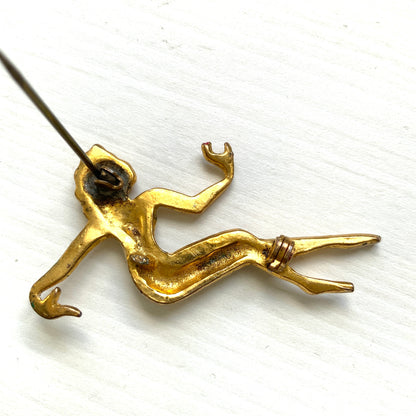 A ballerina brooch with the poised look of a modern dancer, dressed simply in a white leotard. 白いレオタードをまとった、モダンダンサーのような佇まいのバレリーナブローチ。 