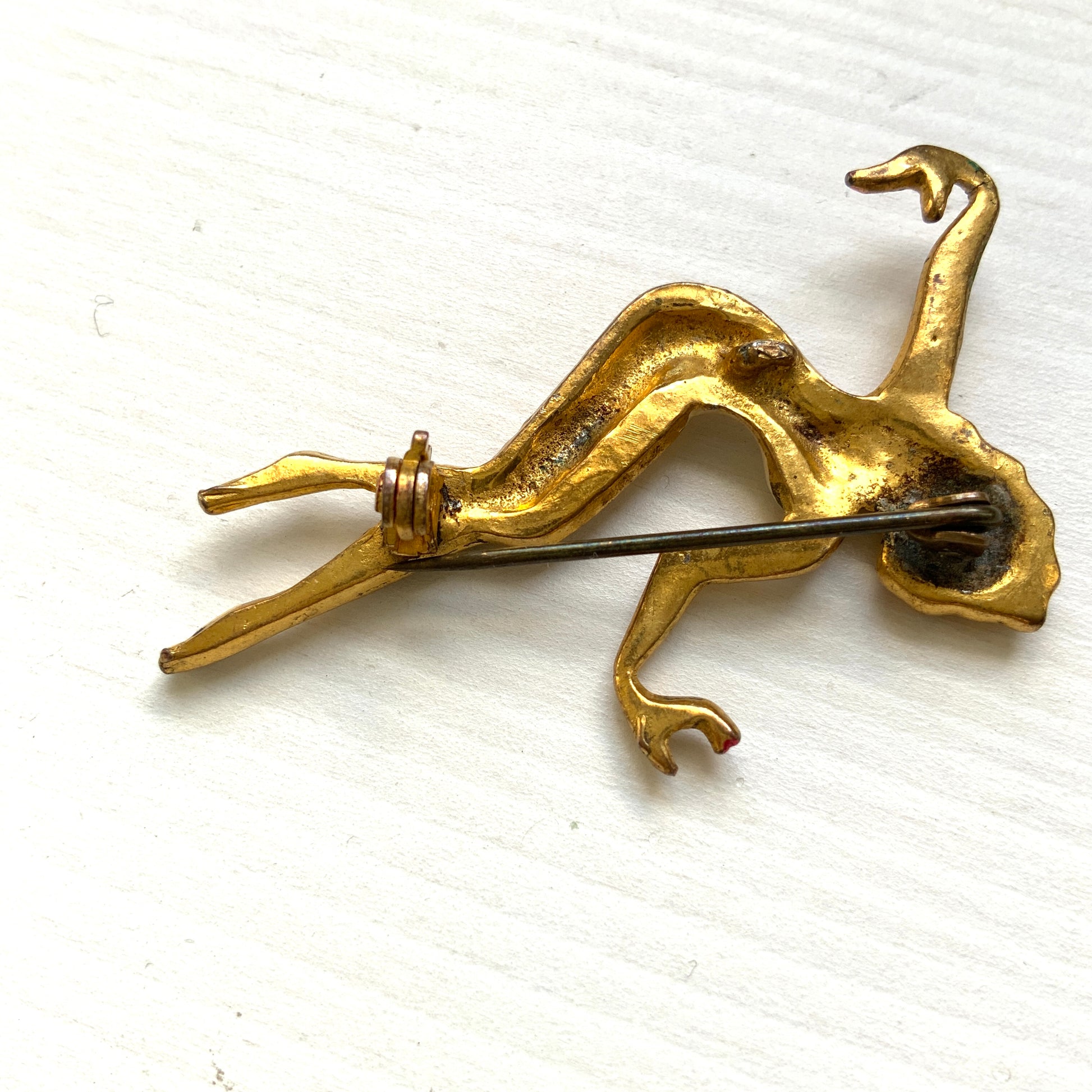 A ballerina brooch with the poised look of a modern dancer, dressed simply in a white leotard. 白いレオタードをまとった、モダンダンサーのような佇まいのバレリーナブローチ。 