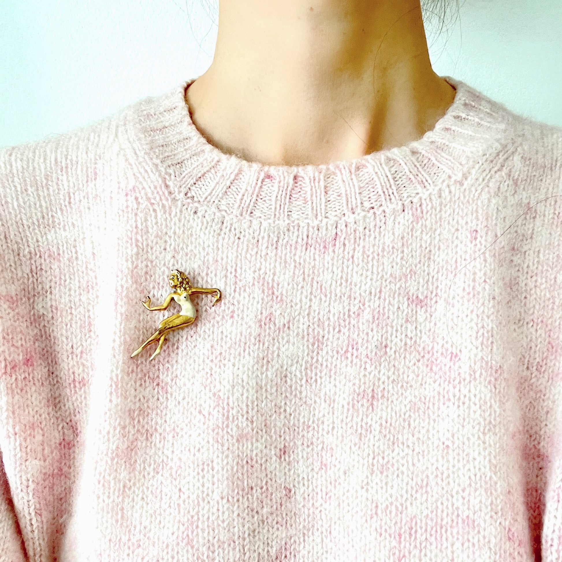 A ballerina brooch with the poised look of a modern dancer, dressed simply in a white leotard. 白いレオタードをまとった、モダンダンサーのような佇まいのバレリーナブローチ。 