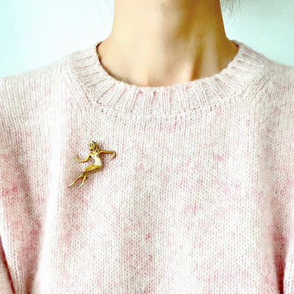 A ballerina brooch with the poised look of a modern dancer, dressed simply in a white leotard. 白いレオタードをまとった、モダンダンサーのような佇まいのバレリーナブローチ。 