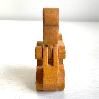 A sweet little wooden bear with wide, curious eyes and a simple, charming expression.キョロっとした目が愛らしい、木製の小さなクマのおもちゃ。