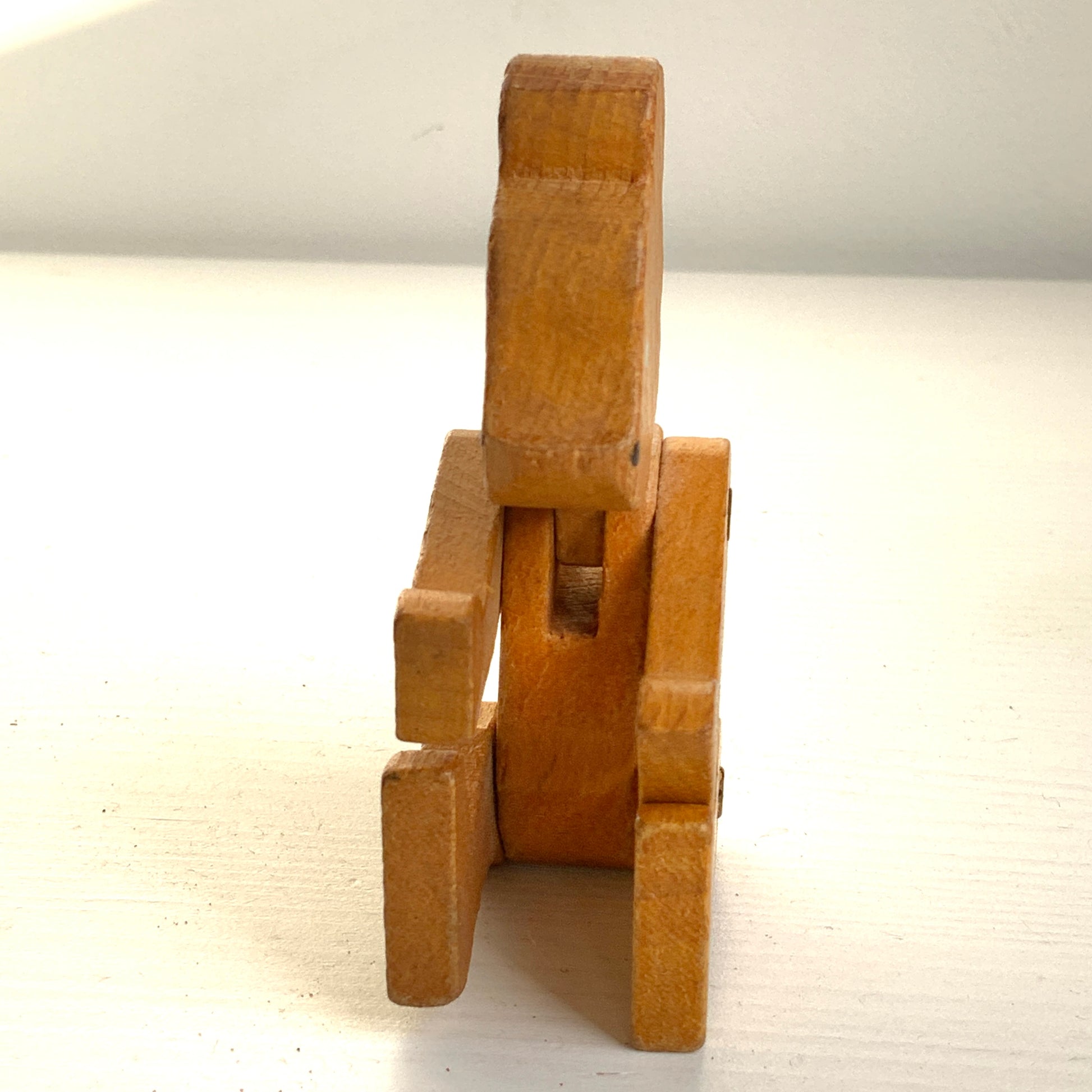 A sweet little wooden bear with wide, curious eyes and a simple, charming expression.キョロっとした目が愛らしい、木製の小さなクマのおもちゃ。