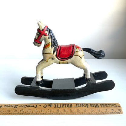 A vintage wooden rocking horse object.  ヴィンテージの木製ロッキングホースのオブジェ。