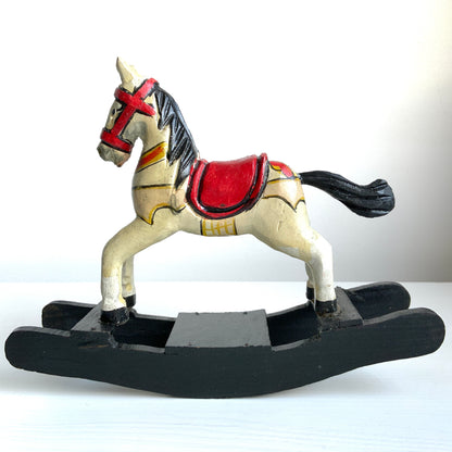 A vintage wooden rocking horse object.  ヴィンテージの木製ロッキングホースのオブジェ。