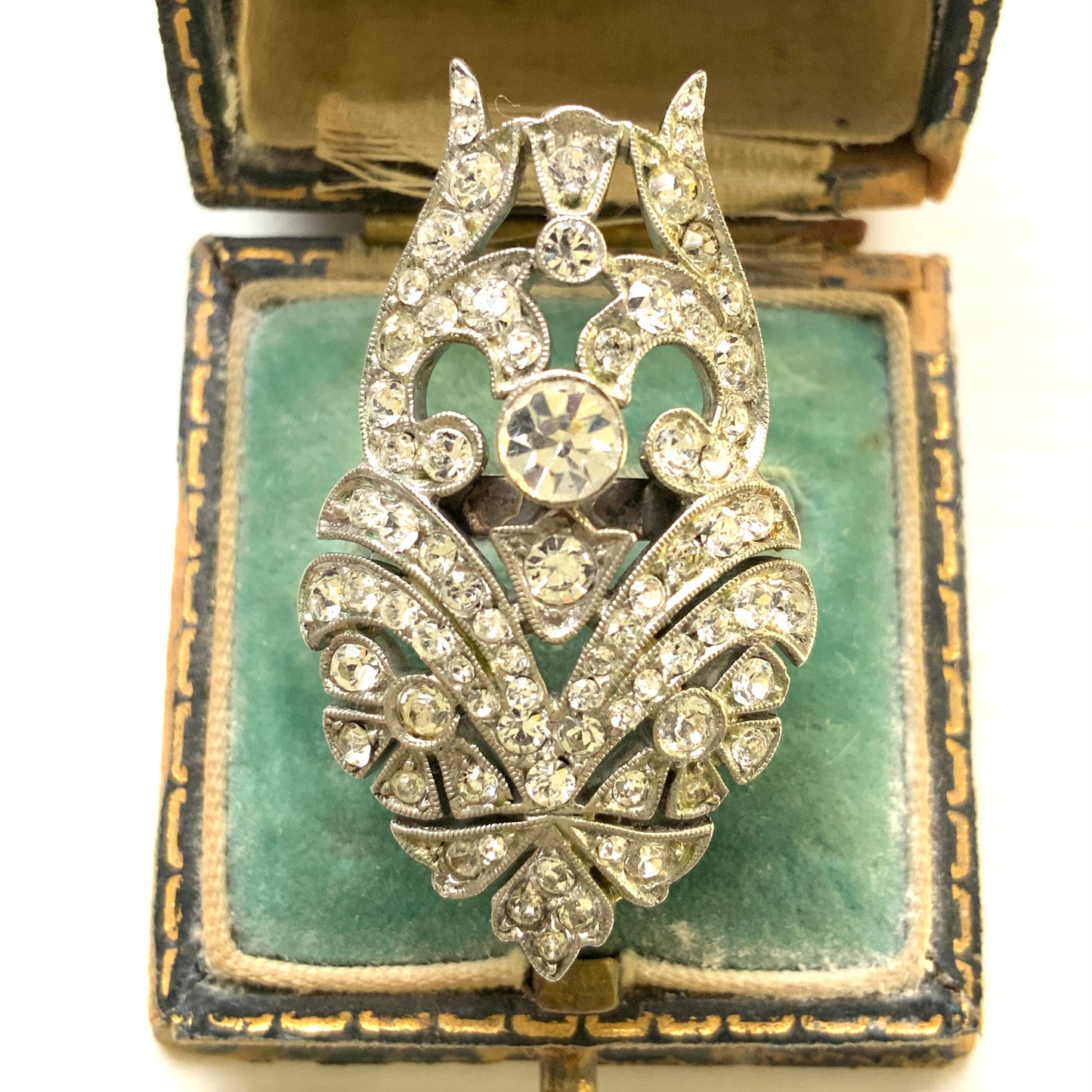 A striking vintage ring adorned with intricate scrollwork and densely set clear rhinestones. 細やかなスクロール装飾にクリアラインストーンがぎっしりと敷き詰められた、存在感たっぷりのヴィンテージリング。