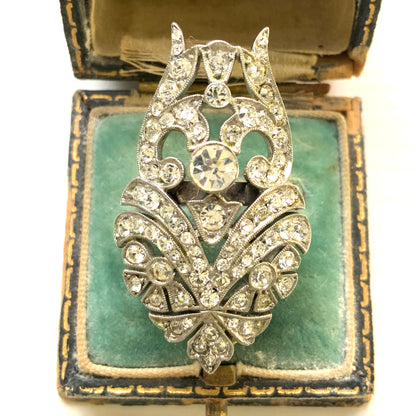 A striking vintage ring adorned with intricate scrollwork and densely set clear rhinestones. 細やかなスクロール装飾にクリアラインストーンがぎっしりと敷き詰められた、存在感たっぷりのヴィンテージリング。