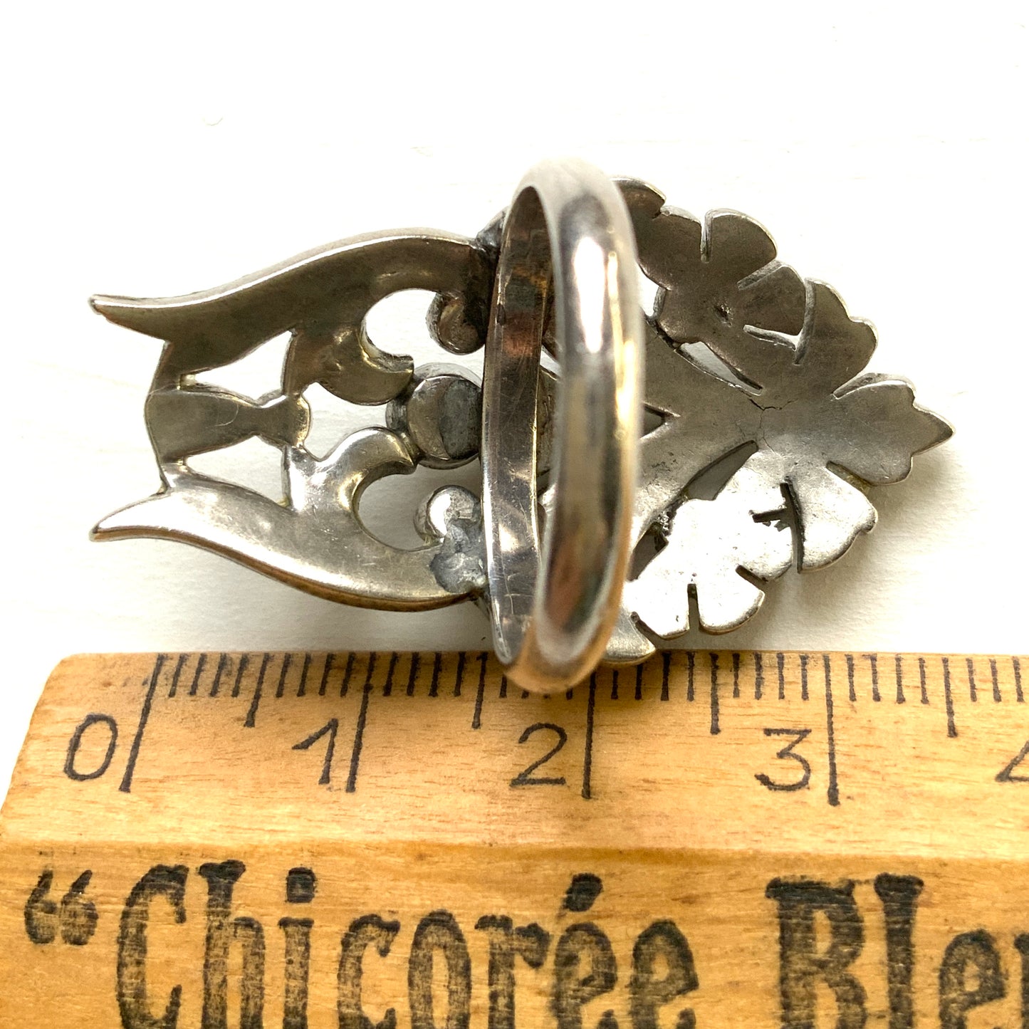 A striking vintage ring adorned with intricate scrollwork and densely set clear rhinestones. 細やかなスクロール装飾にクリアラインストーンがぎっしりと敷き詰められた、存在感たっぷりのヴィンテージリング。