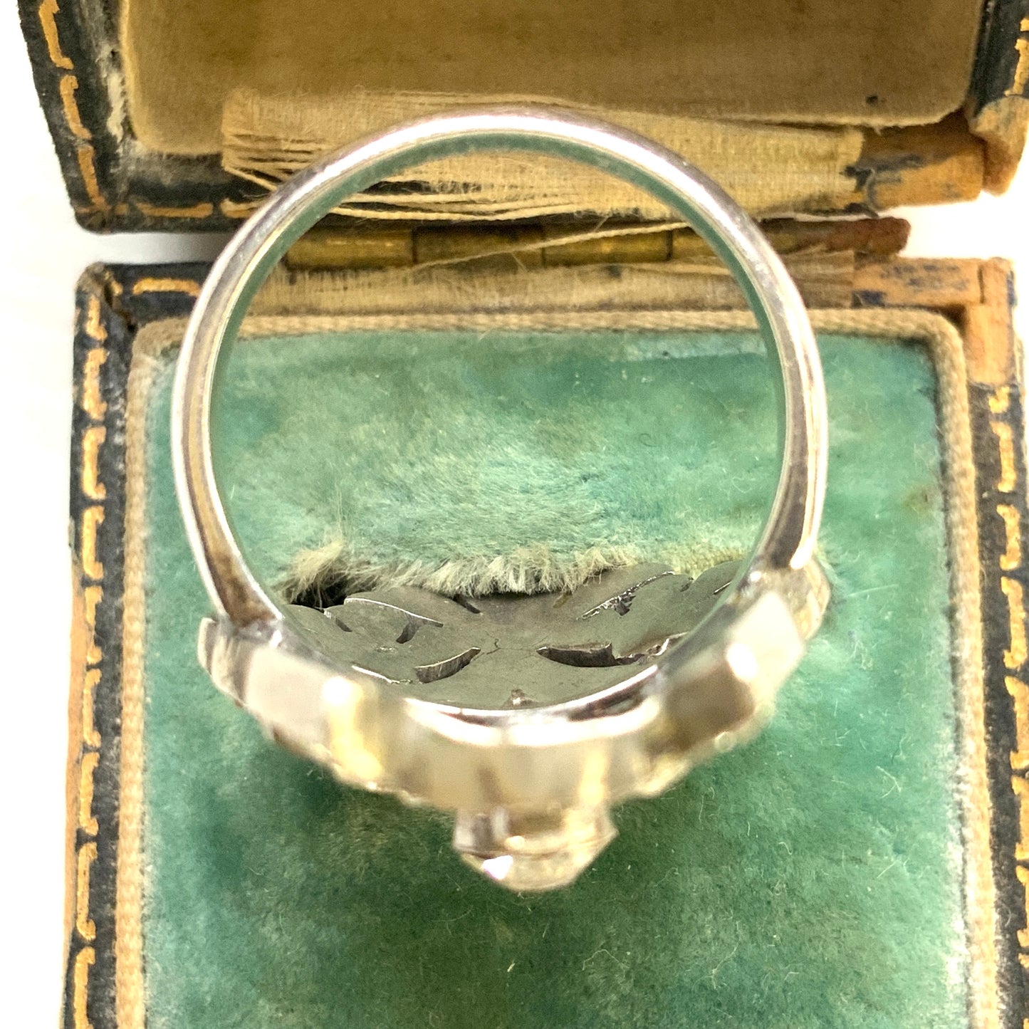 A striking vintage ring adorned with intricate scrollwork and densely set clear rhinestones. 細やかなスクロール装飾にクリアラインストーンがぎっしりと敷き詰められた、存在感たっぷりのヴィンテージリング。