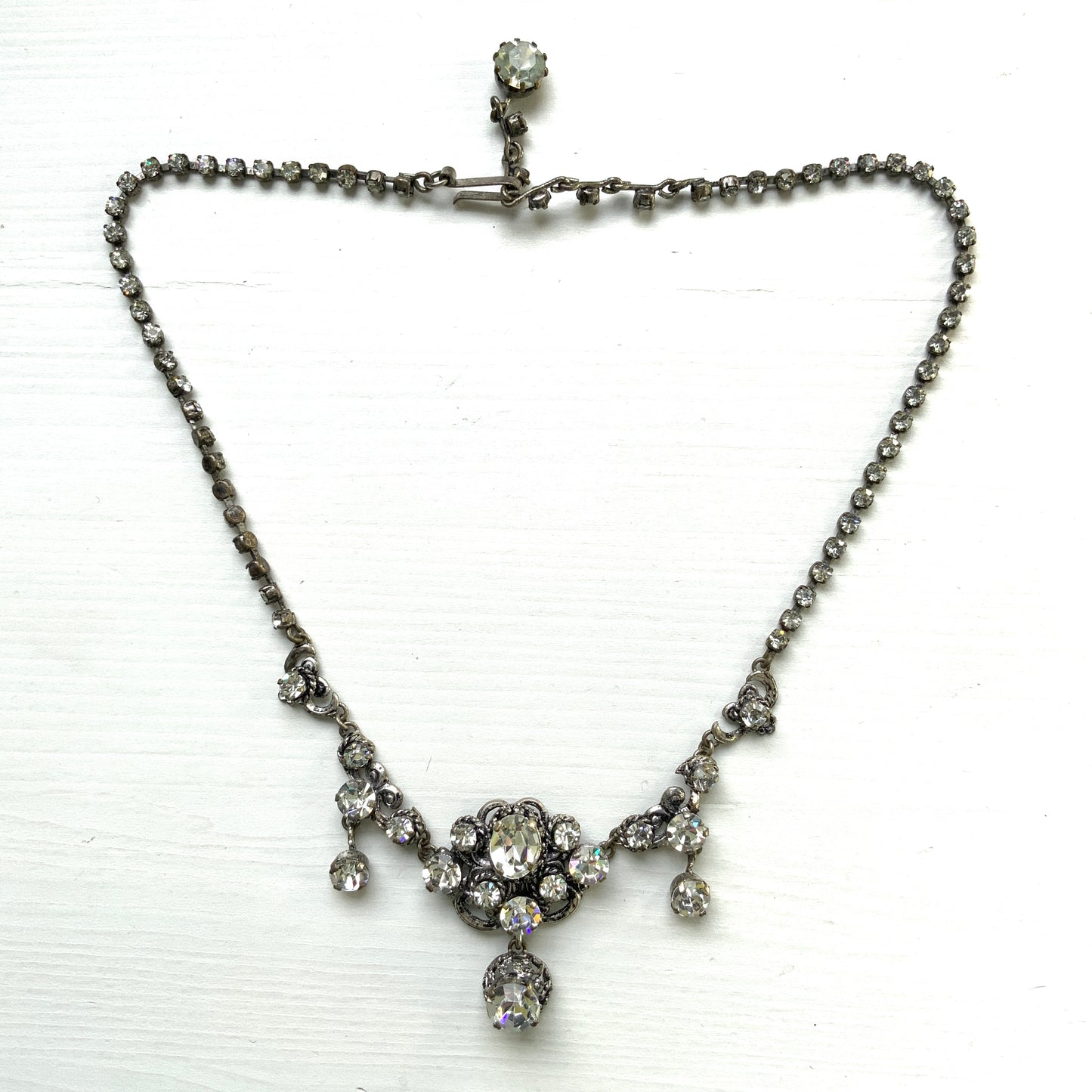 A delicate filigree setting highlights this clear rhinestone necklace. 繊細なフィリグリーが映えるクリアラインストーンのネックレス。