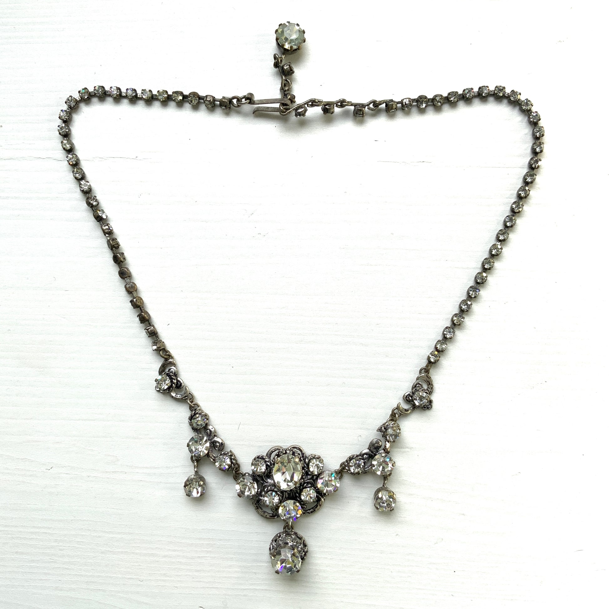 A delicate filigree setting highlights this clear rhinestone necklace. 繊細なフィリグリーが映えるクリアラインストーンのネックレス。