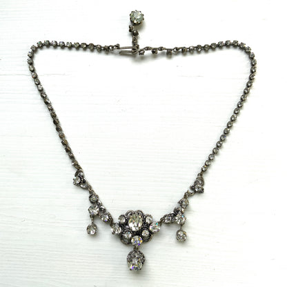A delicate filigree setting highlights this clear rhinestone necklace. 繊細なフィリグリーが映えるクリアラインストーンのネックレス。