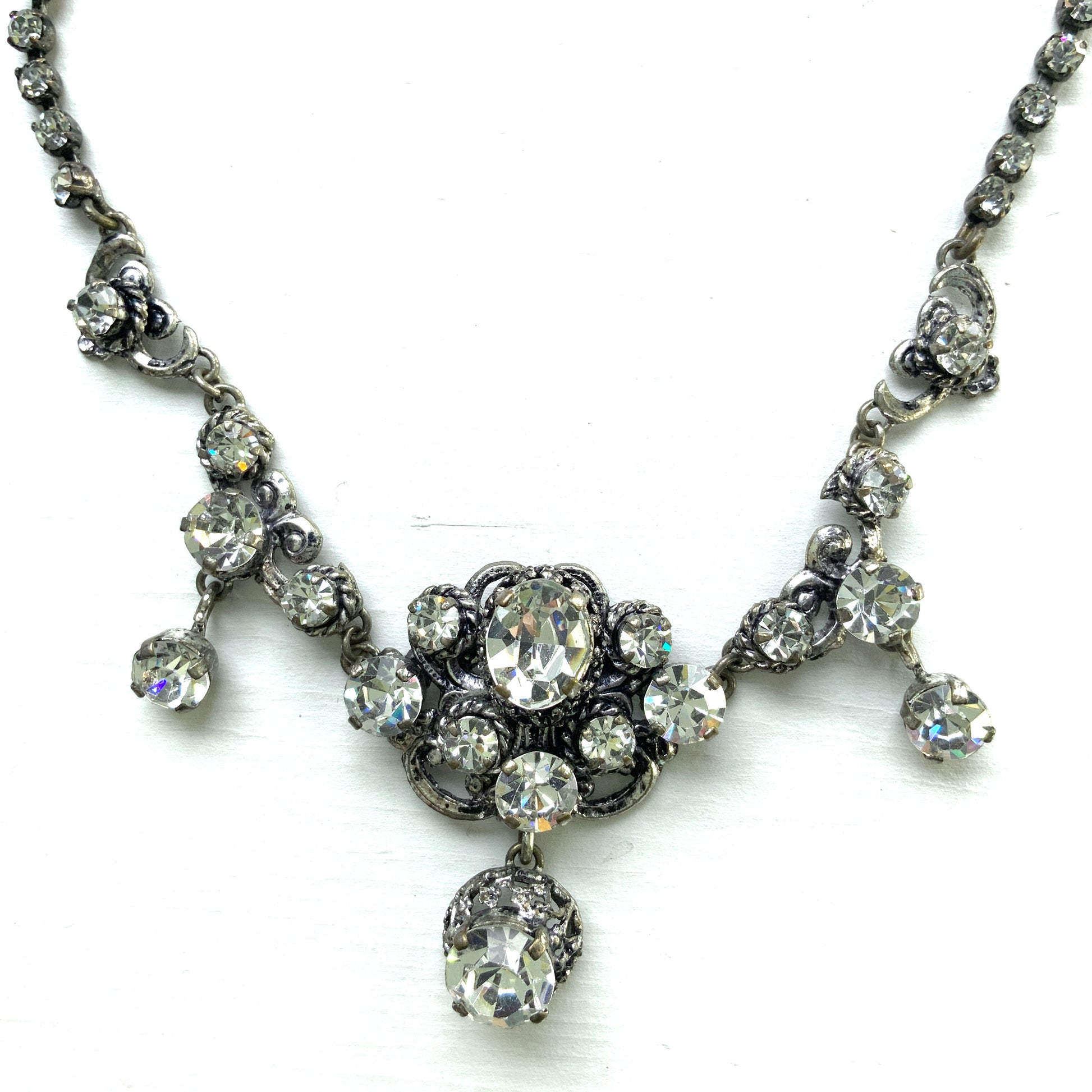 A delicate filigree setting highlights this clear rhinestone necklace. 繊細なフィリグリーが映えるクリアラインストーンのネックレス。
