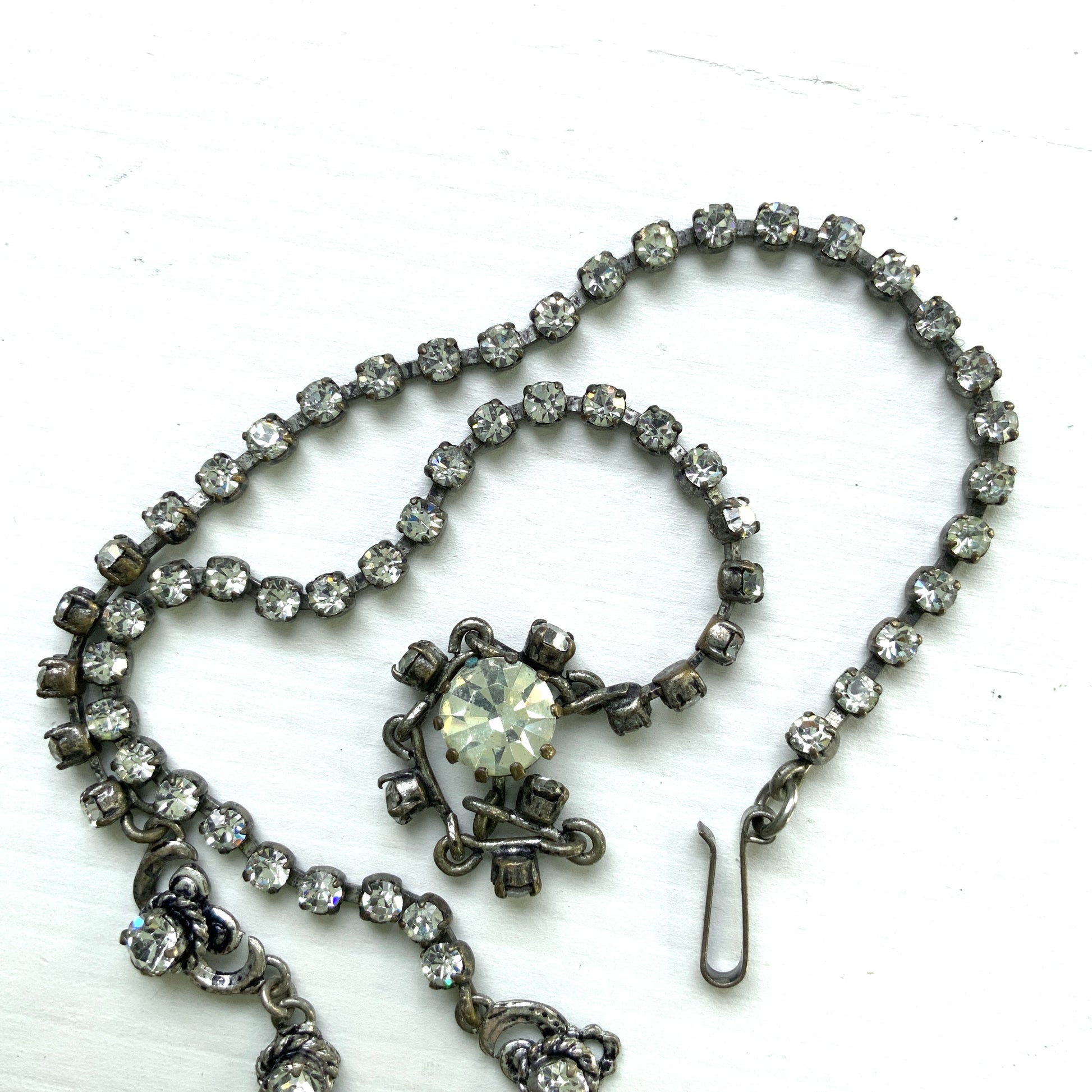 A delicate filigree setting highlights this clear rhinestone necklace. 繊細なフィリグリーが映えるクリアラインストーンのネックレス。