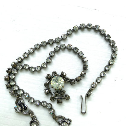 A delicate filigree setting highlights this clear rhinestone necklace. 繊細なフィリグリーが映えるクリアラインストーンのネックレス。