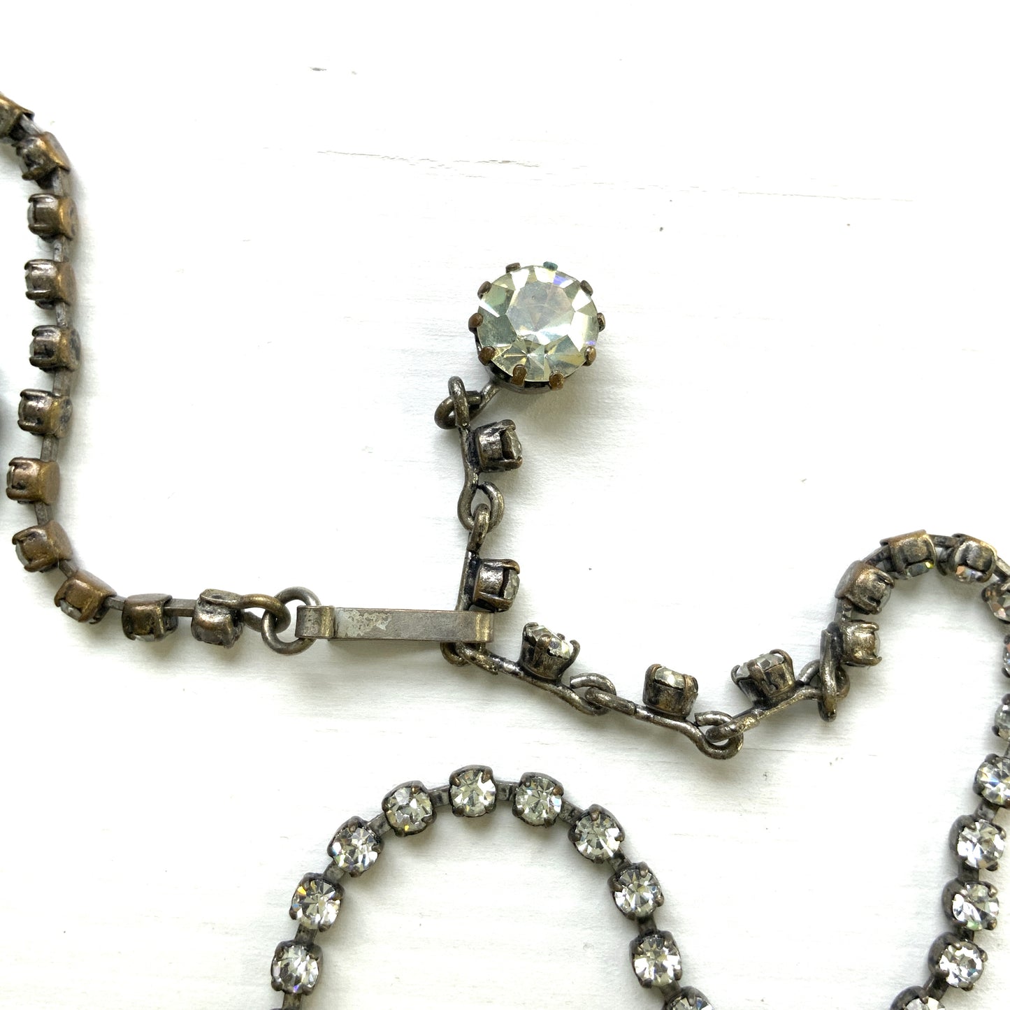 A delicate filigree setting highlights this clear rhinestone necklace. 繊細なフィリグリーが映えるクリアラインストーンのネックレス。