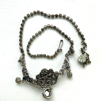 A delicate filigree setting highlights this clear rhinestone necklace. 繊細なフィリグリーが映えるクリアラインストーンのネックレス。