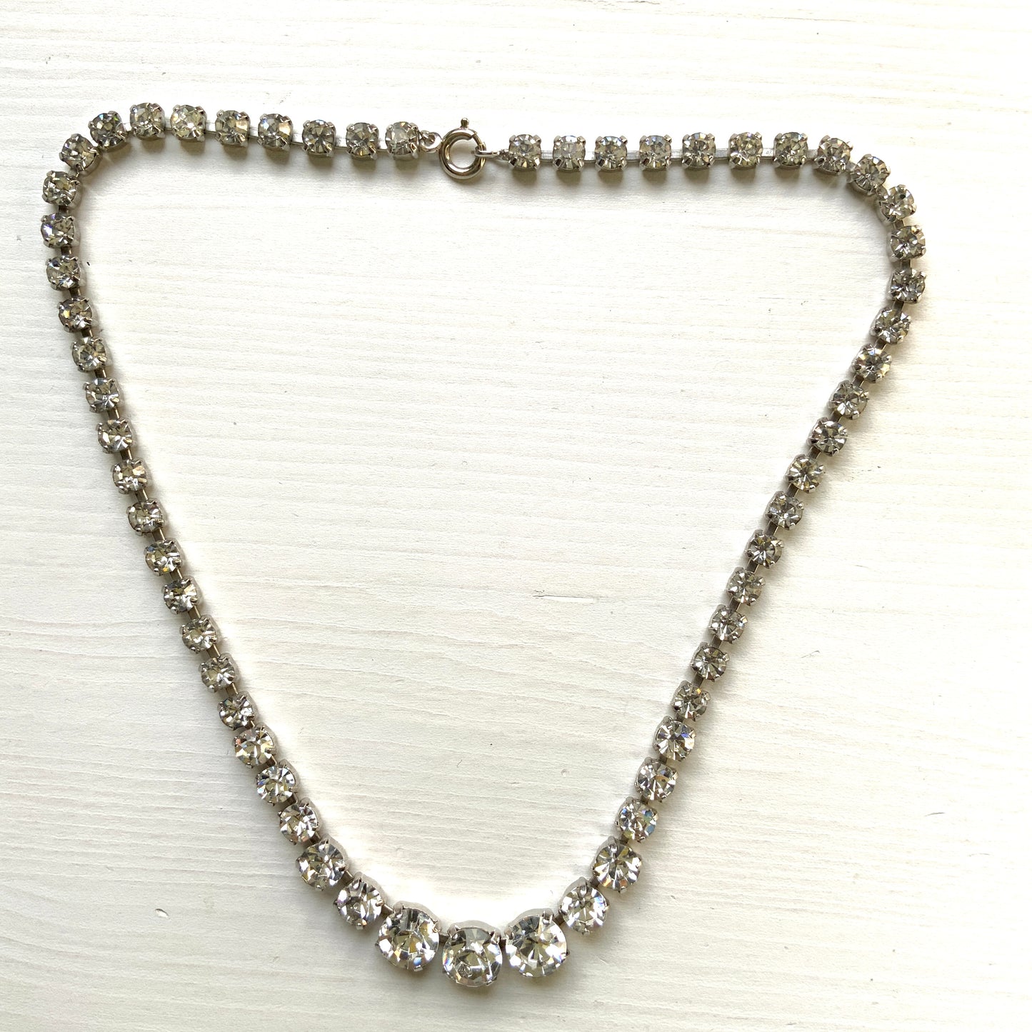 A classic clear rhinestone necklace with a clean, simple silhouette. シンプルなクリアラインストーンだけで構成されたクラシックなネックレス。