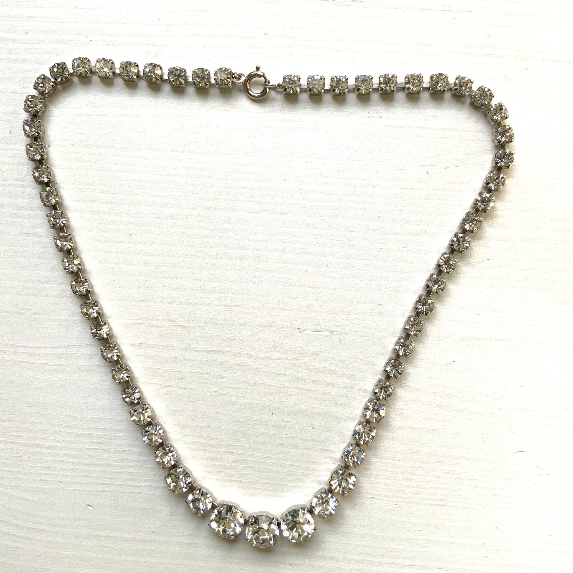 A classic clear rhinestone necklace with a clean, simple silhouette. シンプルなクリアラインストーンだけで構成されたクラシックなネックレス。
