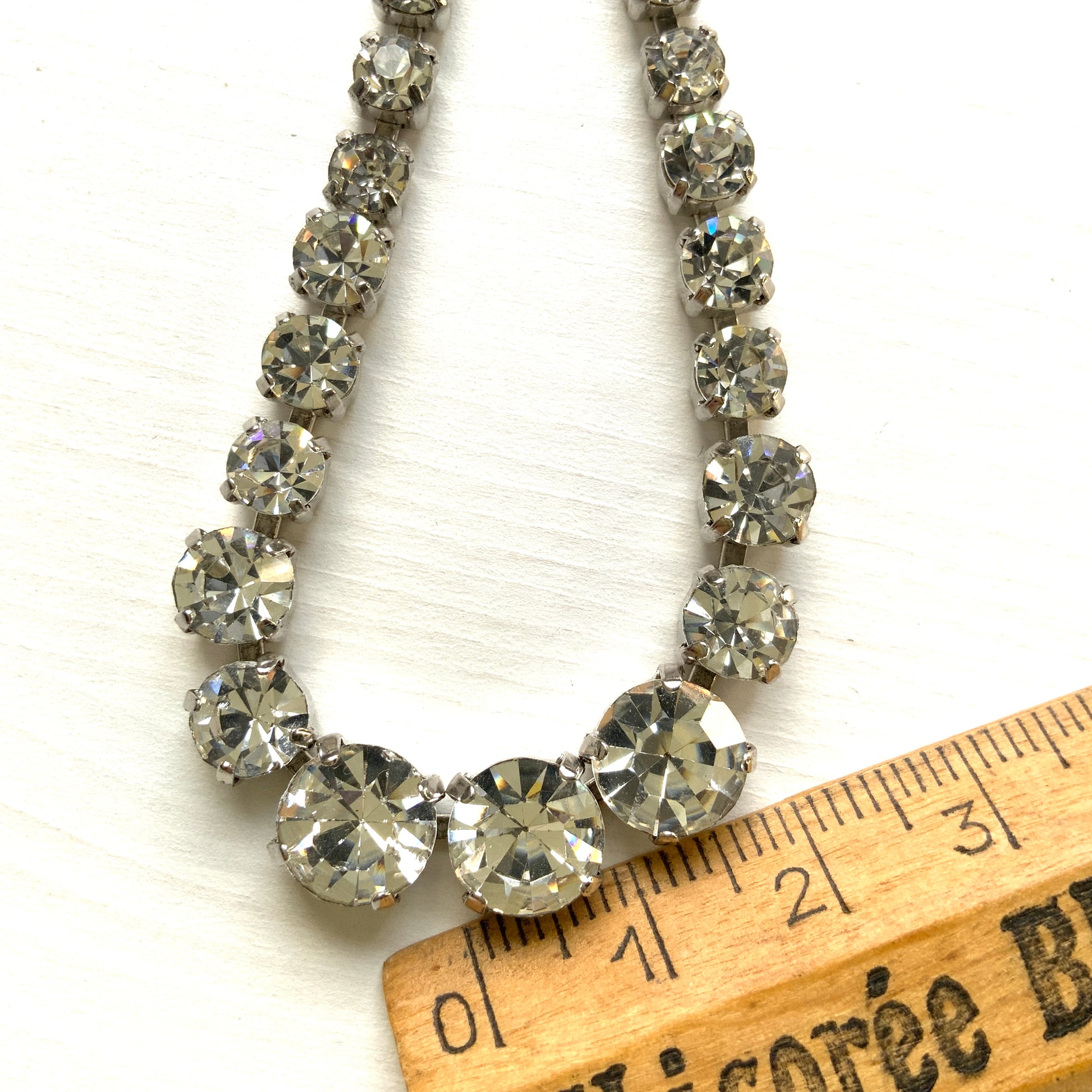 A classic clear rhinestone necklace with a clean, simple silhouette. シンプルなクリアラインストーンだけで構成されたクラシックなネックレス。