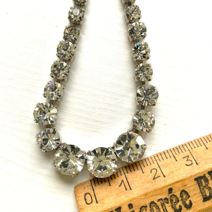 A classic clear rhinestone necklace with a clean, simple silhouette. シンプルなクリアラインストーンだけで構成されたクラシックなネックレス。