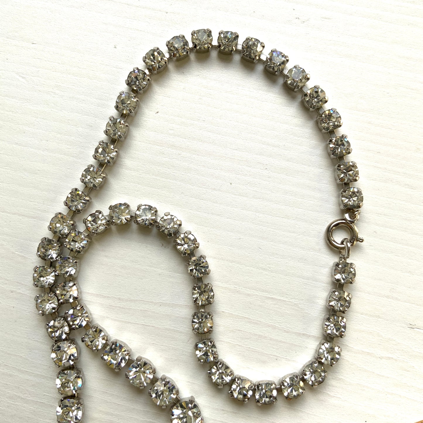 A classic clear rhinestone necklace with a clean, simple silhouette. シンプルなクリアラインストーンだけで構成されたクラシックなネックレス。