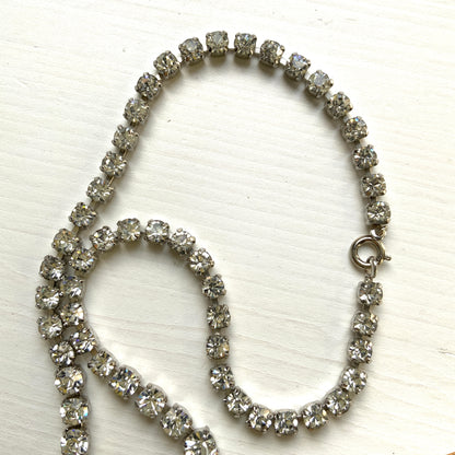 A classic clear rhinestone necklace with a clean, simple silhouette. シンプルなクリアラインストーンだけで構成されたクラシックなネックレス。