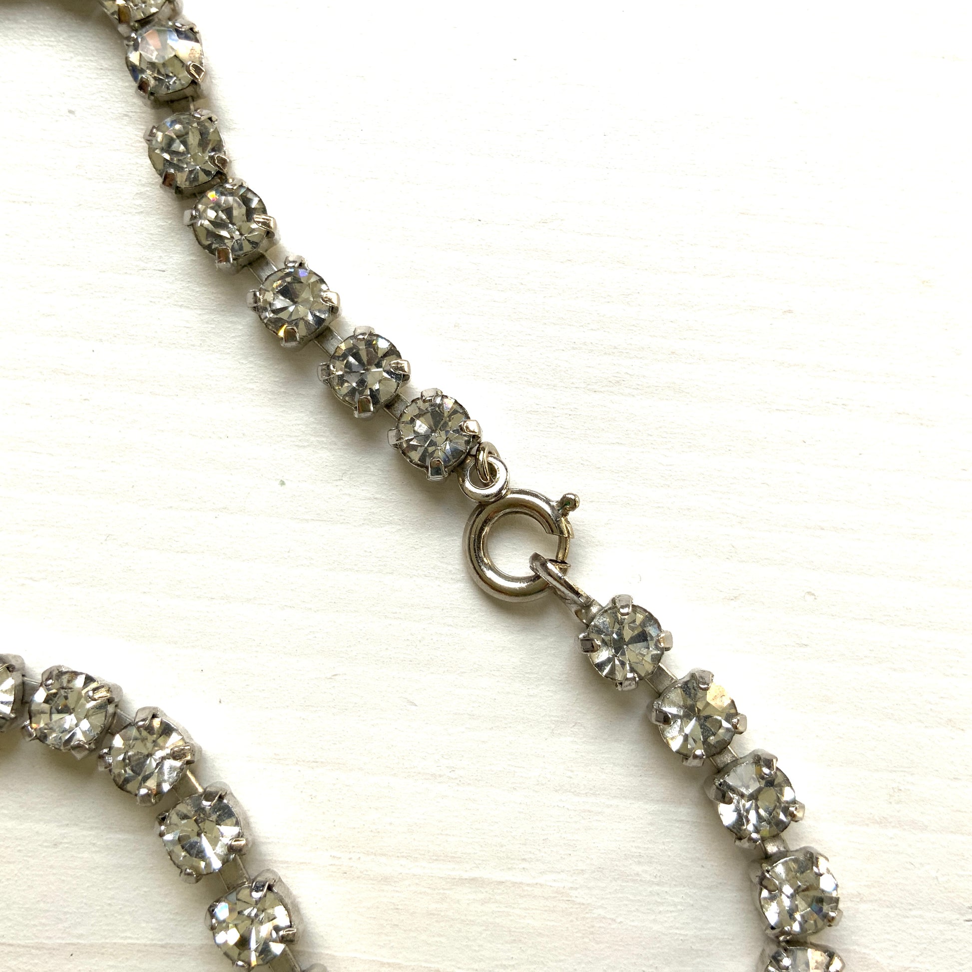 A classic clear rhinestone necklace with a clean, simple silhouette. シンプルなクリアラインストーンだけで構成されたクラシックなネックレス。