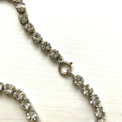 A classic clear rhinestone necklace with a clean, simple silhouette. シンプルなクリアラインストーンだけで構成されたクラシックなネックレス。