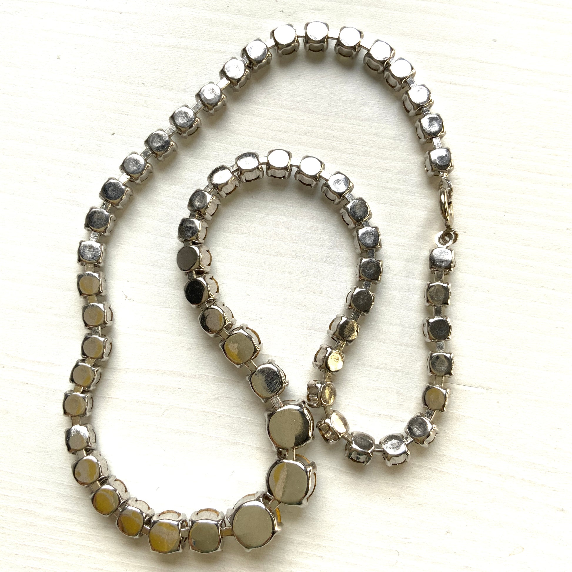 A classic clear rhinestone necklace with a clean, simple silhouette. シンプルなクリアラインストーンだけで構成されたクラシックなネックレス。