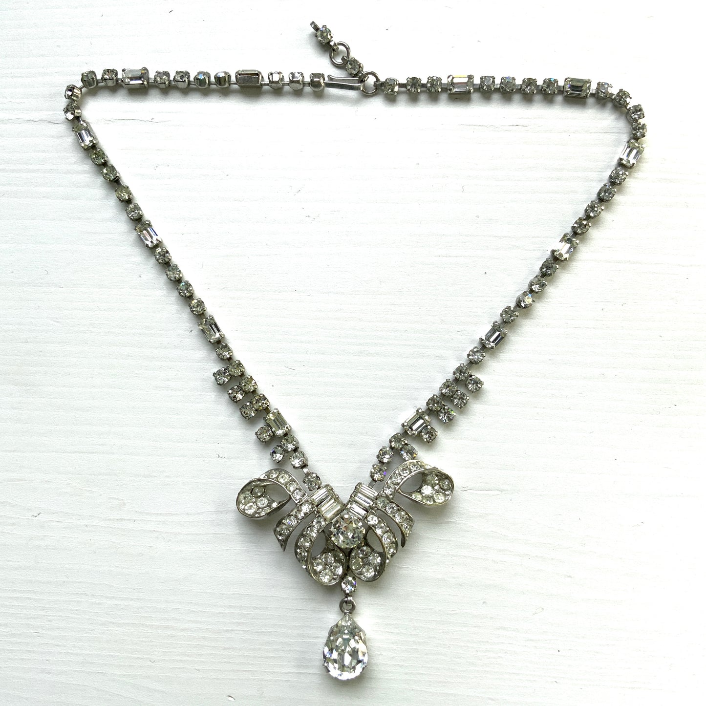 A gorgeous necklace featuring a ribbon-like motif set with clear rhinestones. ゴージャスなクリアラインストーンの、リボンのようなモチーフがついたネックレス。