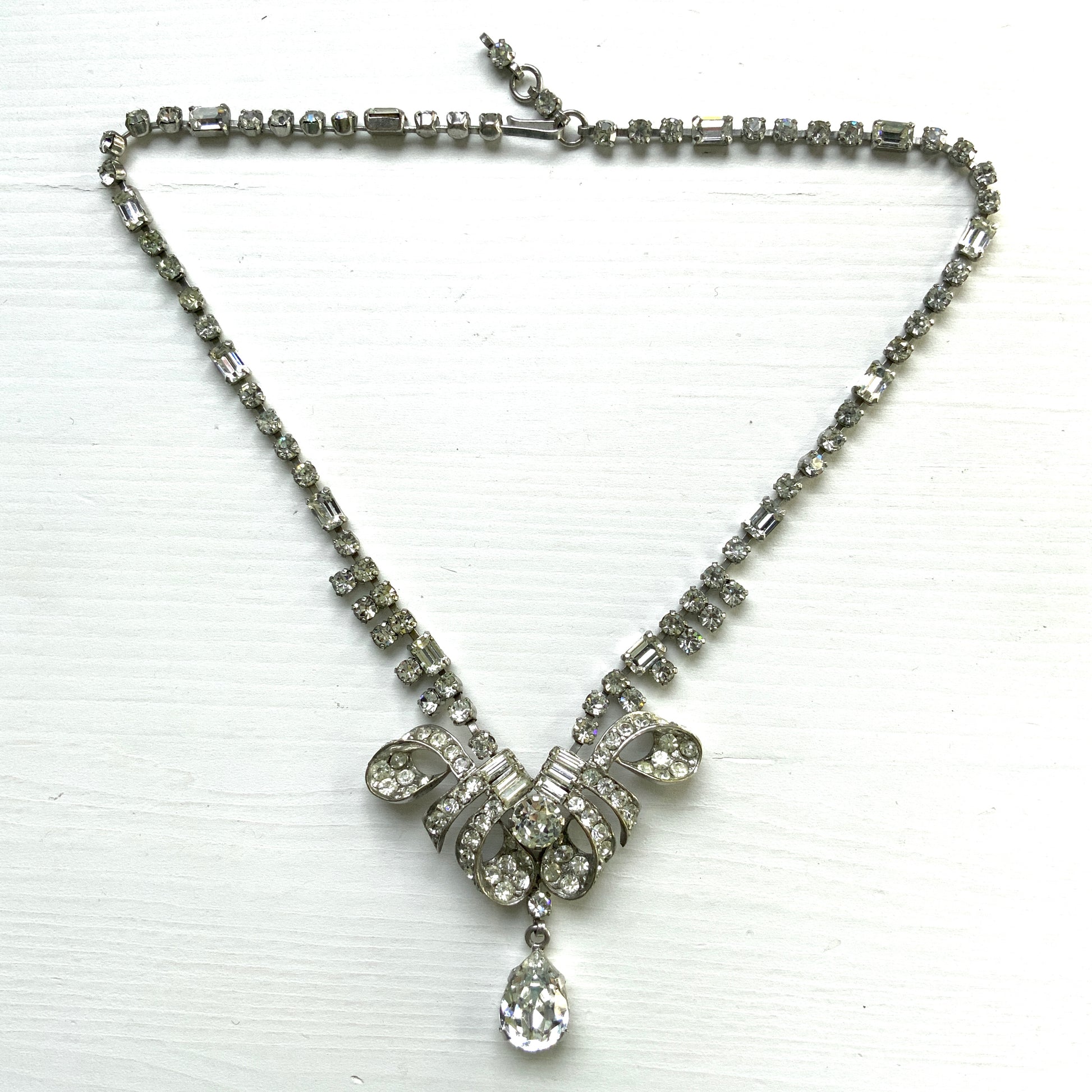 A gorgeous necklace featuring a ribbon-like motif set with clear rhinestones. ゴージャスなクリアラインストーンの、リボンのようなモチーフがついたネックレス。