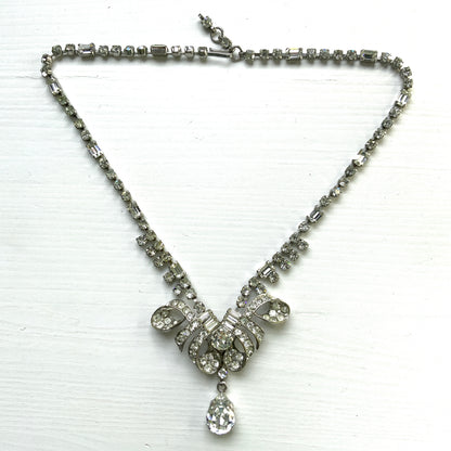 A gorgeous necklace featuring a ribbon-like motif set with clear rhinestones. ゴージャスなクリアラインストーンの、リボンのようなモチーフがついたネックレス。