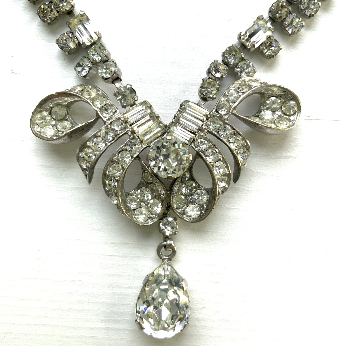 A gorgeous necklace featuring a ribbon-like motif set with clear rhinestones. ゴージャスなクリアラインストーンの、リボンのようなモチーフがついたネックレス。