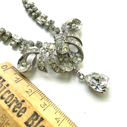 A gorgeous necklace featuring a ribbon-like motif set with clear rhinestones. ゴージャスなクリアラインストーンの、リボンのようなモチーフがついたネックレス。