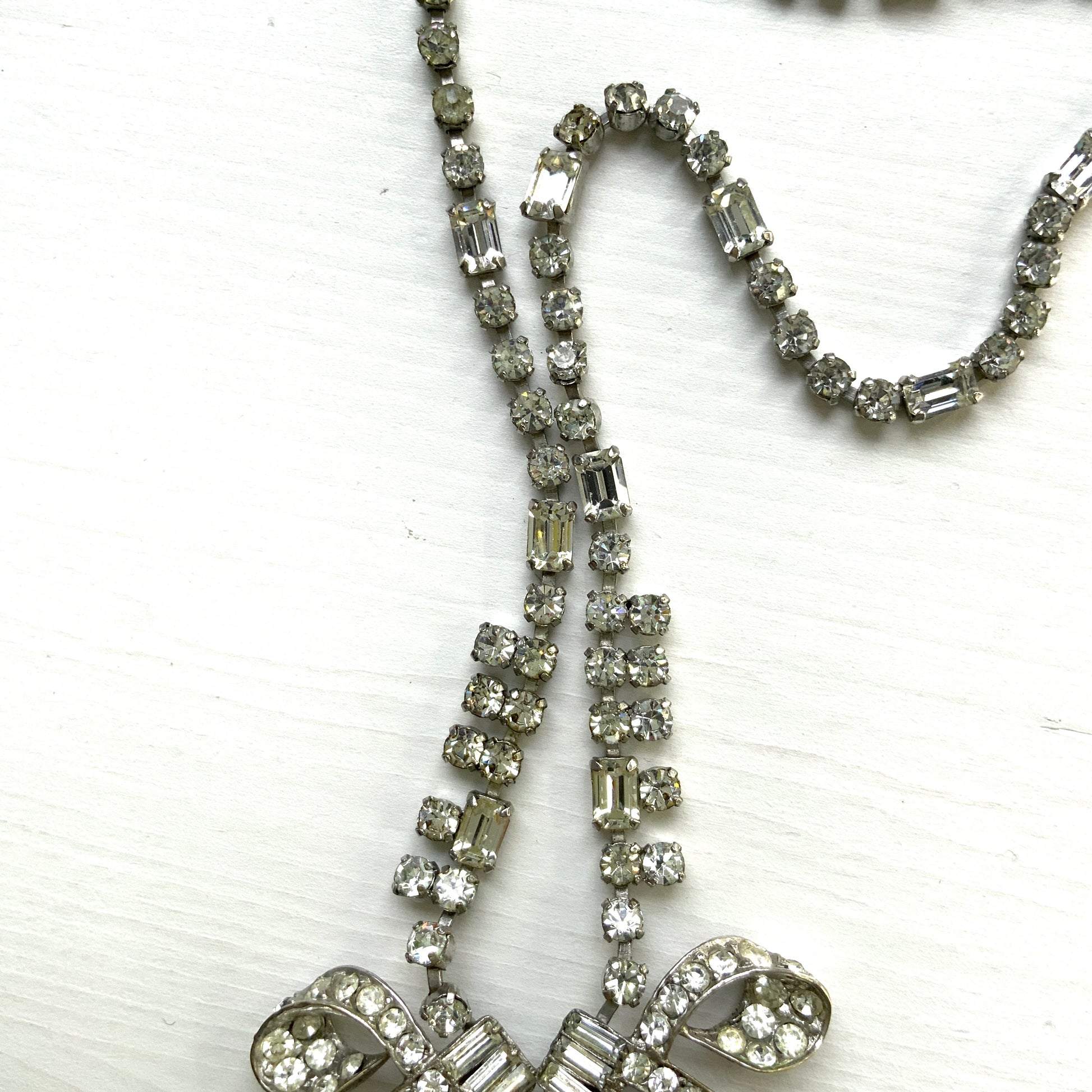 A gorgeous necklace featuring a ribbon-like motif set with clear rhinestones. ゴージャスなクリアラインストーンの、リボンのようなモチーフがついたネックレス。